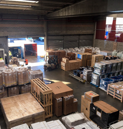 Control de inventario con escáneres inalámbricos y software de gestión en nuestras instalaciones logísticas.