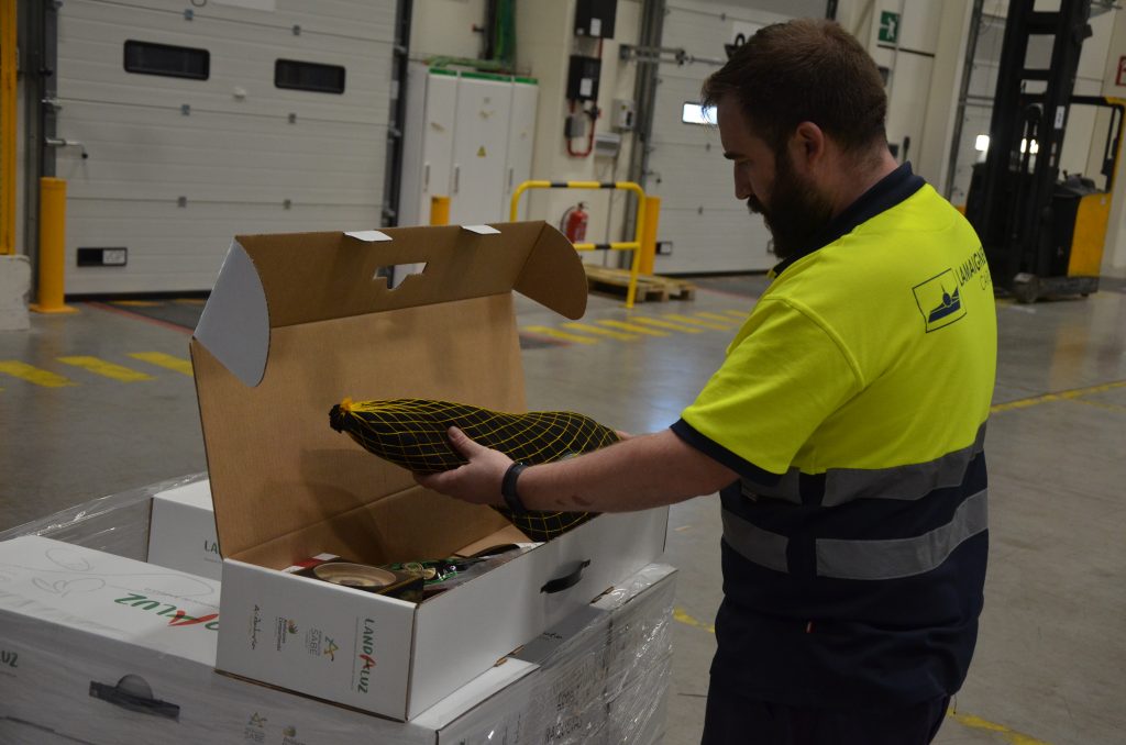 Control de calidad y manipulación de productos de merchandising en nuestra empresa de marketing logístico