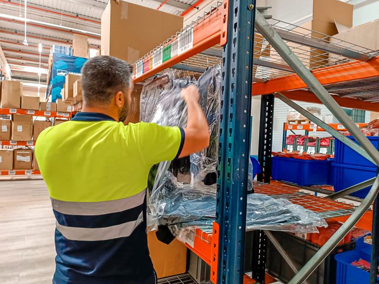 Operario preparando materiales para eventos corporativos en nuestra empresa de marketing logístico, Logipymes