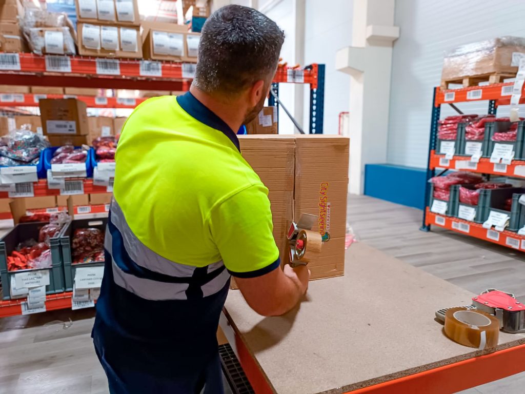 Fase final de embalaje para distribución nacional gestionada por nuestra empresa de marketing logístico
